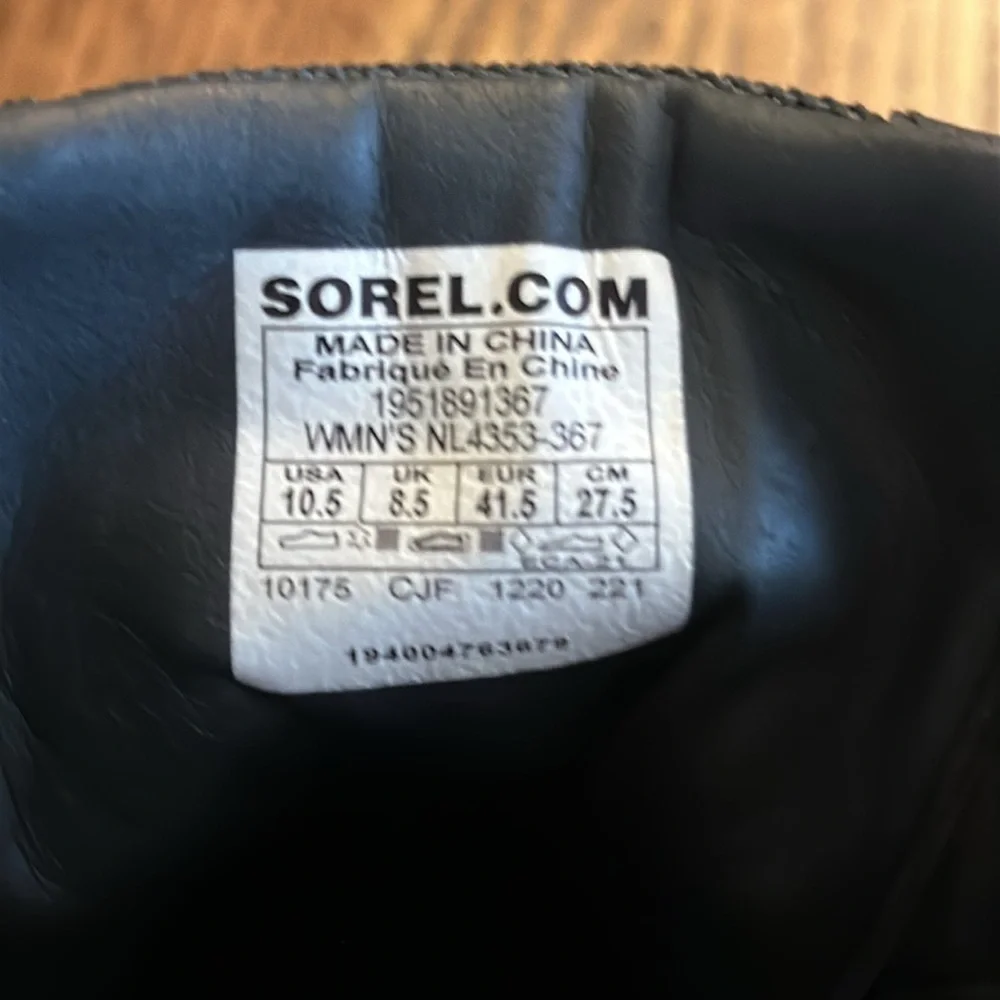 Sorel weather proof chunky heeled boots. Army green. Size 10.5. Worn once